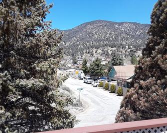 4 Seasons of Mountain beauty. Only 6 miles from freeway, great family getaway. - Frazier Park - Outdoors view