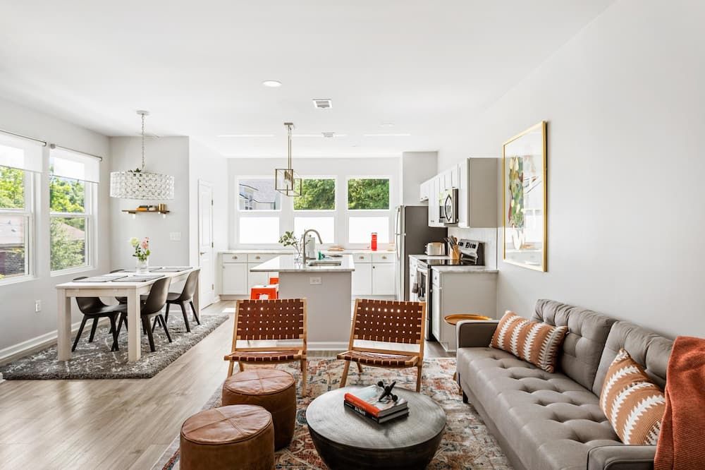 Feel at Home in this Sun-filled 3 BR Home w/ Covered Patio! - Charleston - Pokój dzienny