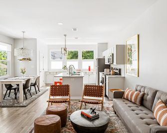 Hidden Palmetto - Charleston - Salon