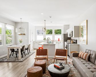Feel at Home in this Sun-filled 3 BR Home w/ Covered Patio! - Charleston - Pokój dzienny