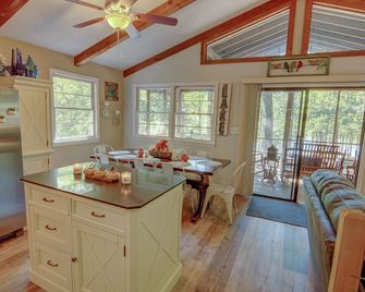 Secluded Lake Front Cabin - on Lake Hartwell, with Dock, Fenced Yard, Fire Pit. - Lavonia - Dining room