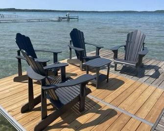 The Bright And Breezy - Lakefront With Spa! - Frankfort - Patio