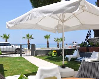 Villa Plaj - Seaside - Davutlar - Innenhof