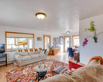 Ideally Located Taos Vacation Rental w/ Gas Grill - Ranchos de Taos - Living room