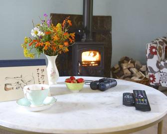 Corderry Farmhouse, idyllic cottage amid 250 acres - Galbally - Living room