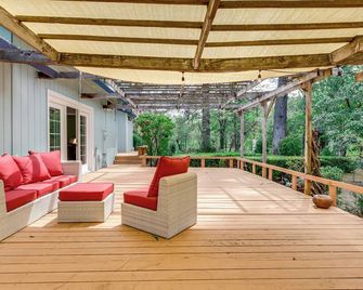 Pool and Deck Wine Country Hideaway in Middletown! - Middletown - Patio