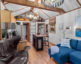 Tiny Emerald -Cabin on Emerald Isle with Kayaks! Emerald Isle Cabins, Shreveport, La. - Shreveport - Living room