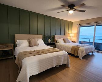Paradise Found! Beautiful Lake Home with Private Heated Pool on Cannon Lake! - Faribault - Bedroom