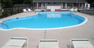 Budget Inn - Williamsburg - Bể bơi
