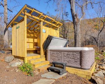 Stoney Creek Cottage: Waterfront Hot Tub, Fire Pit - Nellysford