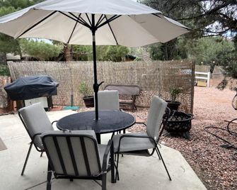 Red Rock Retreat: Hot tub, walk to creek for swimming,. - Sedona - Innenhof