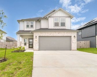 Modern And Spacious 4br Home in Rosenber - Rosenberg - Gebäude