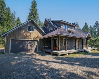 Knotty Pines in Donnelly | Luxe Cabin Bordering Tamarack | Room for Toys | Hot Tub - Donnelly - Edificio