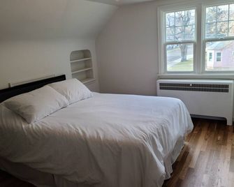 Newly remodeled top level 2 bedroom 1.5 bathroom entire apartment - Pocatello - Bedroom