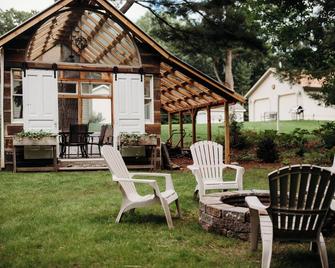 Charming 2-bedroom cottage in Roscommon with AC, WiFi, walk to Lake Higgins - Roscommon - Patio