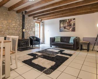 Lovely Home In Nanclars With Kitchen - Maine-de-Boixe - Sala de estar
