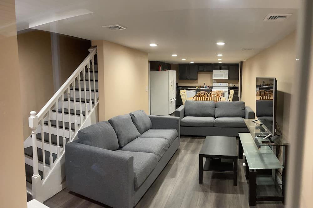 Modern House . We built new deck in the front, for our guest to enjoy the view - Bethlehem - Living room