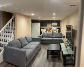 Modern House . We built new deck in the front, for our guest to enjoy the view - Bethlehem - Living room