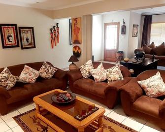 African Rose Guesthouse - Kempton Park - Sala de estar