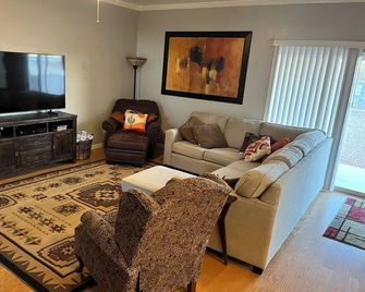 Home with Peaceful Neighbors. Close to Golf, Nature, Skydiving, Pet-Friendly - Casa Grande - Sala de estar