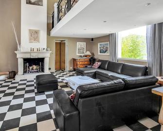 Villa la Lanterne pool, jacuzzi, bocce ball and stunning mountain views - Le Plan-de-la-Tour - Huiskamer