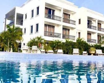 Camp Tsatse Resort - Ada - Piscina