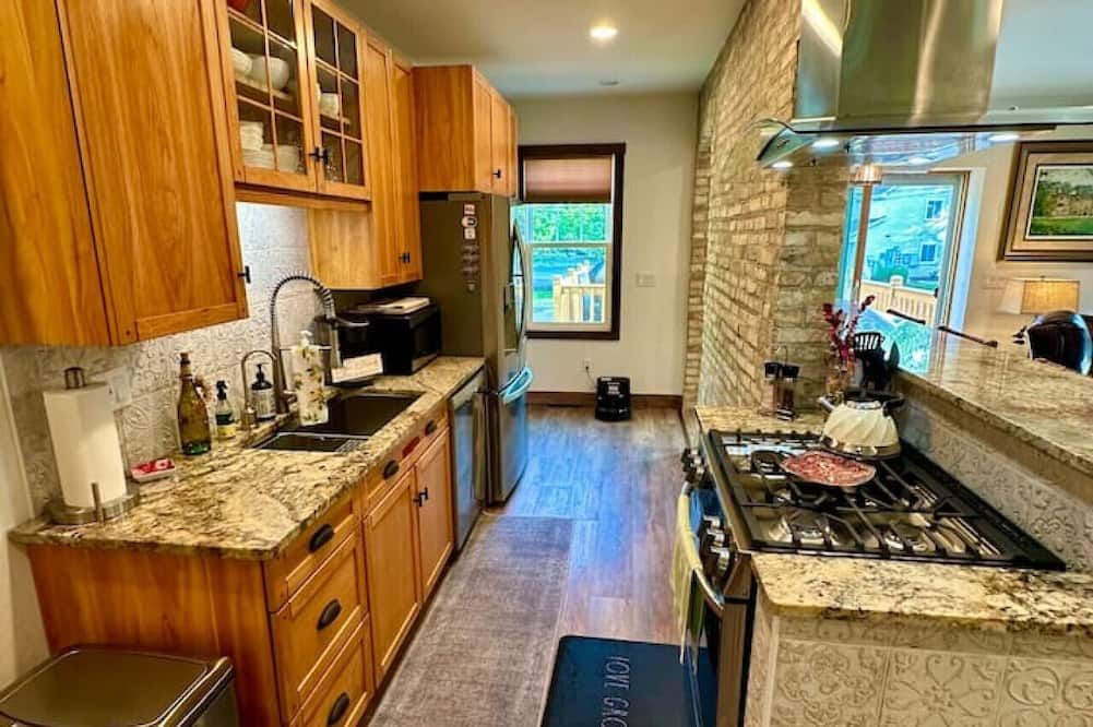 Be Still & Know, Fireplace, Firetable, Walk to Port - Port Washington - Kitchen