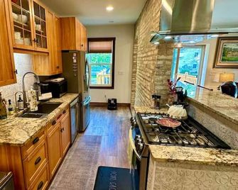 Be Still & Know, Fireplace, Firetable, Walk to Port - Port Washington - Kitchen
