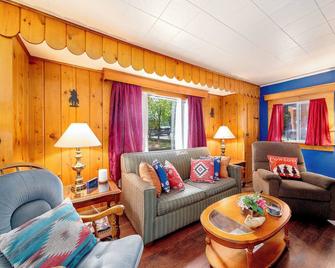 Old Town Cottonwood Cowboy Cottage - 5 min walk to Main Street + Dog-Friendly - Cottonwood - Living room