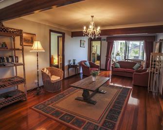 Ainslie Manor Bed and Breakfast - Redcliffe - Living room