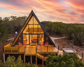 Modern Aframe Tucked in Nature with Hot Tub & View - Kyle - Budova