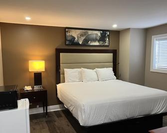 Champlain Motor Inn - Pembroke - Bedroom