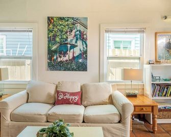Casita de Catherine by Avantstay 1 Block to Duval St w/ Hot Tub! - Key West - Living room