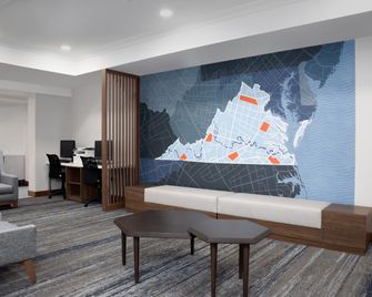 Holiday Inn Express & Suites Alexandria - Fort Belvoir By IHG - אלכסנדריה - סלון