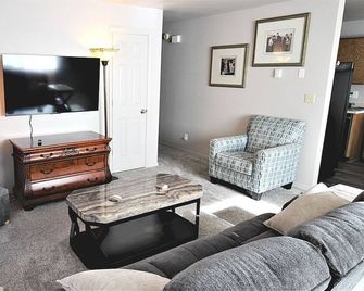 Charming 2-bedroom apartment in fantastic Twin Falls with WiFi, AC - Twin Falls - Stue