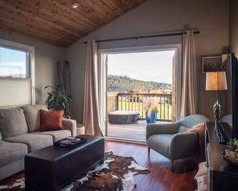 Ocean Front Luxury. Main Street Mendocino. - Mendocino - Living room