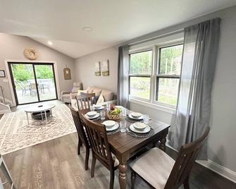 Enchanted Forest Stay – A Cozy 3-Bedroom Townhome in Ballston Spa! - Ballston Spa - Comedor
