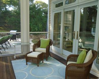 Falmouth Luxury Retreat - Walk to Beaches - Heated Pool - Near Wood's Hole - Falmouth - Terasa
