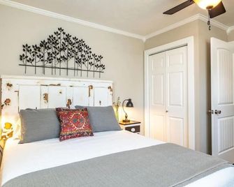 Clean, comfortable and spacious in Maryville. 3 BR, 2 BA, conveniently located. - Maryville - Bedroom