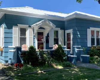 Adorable, Ludington cottage with Lake Michigan views! Great location! - Ludington - Building