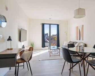 Modern ! 2br Free Parking ! 30 Min To Nyc ! - Newark - Dining room