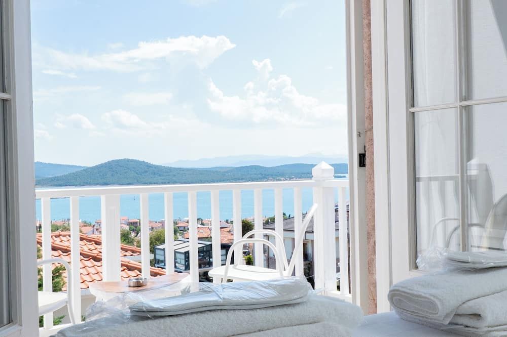 Cunda Pur Beyaz Hotel