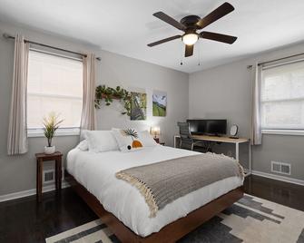 New! 5mins to DT, 10 mins to Arrowhead, 2-Units! - Kansas City - Habitación