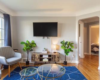 Cute, Cozy and Spacious Berkley Bungalow! - Berkley - Sala de estar