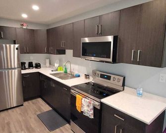 Oasis Cozy Suite - Saskatoon - Kitchen