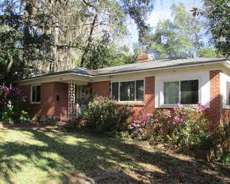 Comfy And Convenient. Downtown Area - Tallahassee - Building