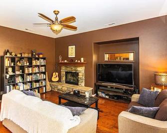 Spacious Golf Course Retreat - with Modern Kitchen - Yucaipa - Living room