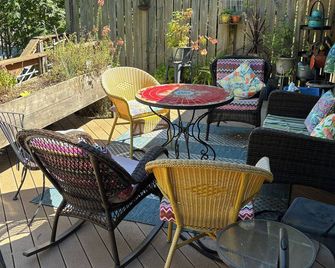 Cozy 2-bedroom house in serene Seattle with AC - Seattle - Patio