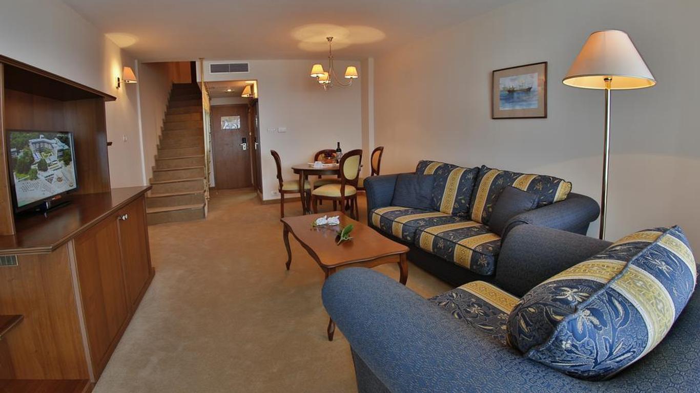 Riviera Beach Hotel, Riviera Holiday Club