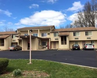 Colonade Motel - East Windsor - Building